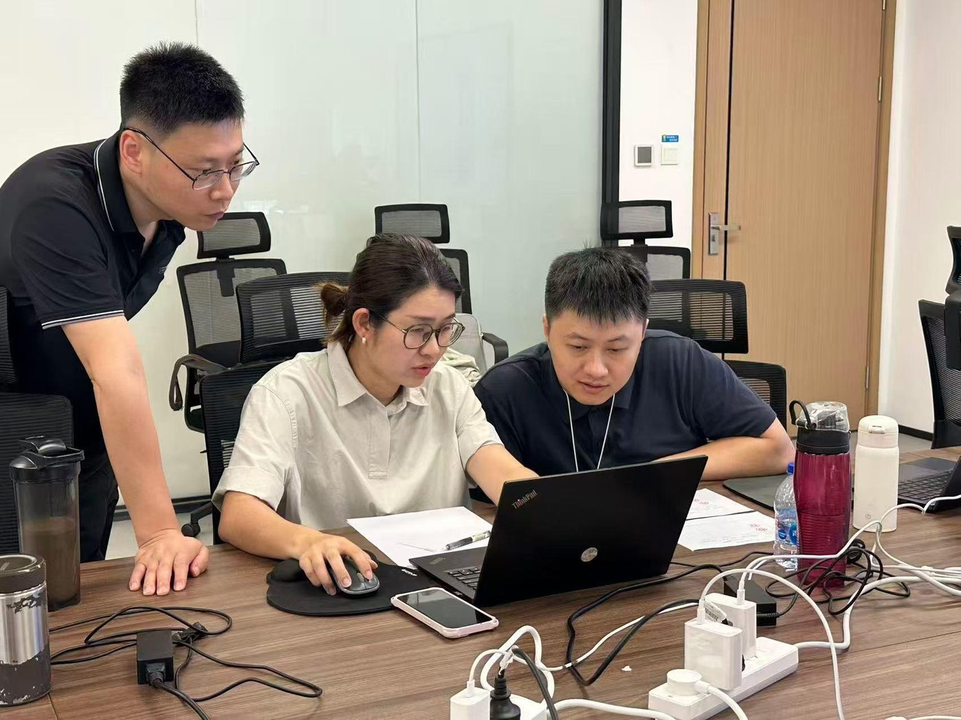 讲师在学员电脑旁指导实操